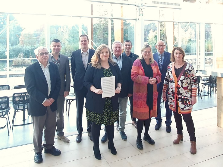 Bestuurders tekenen samenwerkingsovereenkomst cultuurregio Noord- en Midden-Limburg. V.l.n.r. wethouder Peter Lucassen (Gennep), wethouder Geert Gabriëls (Weert), wethouder Han Geurts (Horst aan de Maas), wethouder Anne Thielen (Venray), wethouder Wim Hermans (Peel en Maas), wethouder Marcel Roelofs (Beesel), wethouder Lia Roefs (Bergen), wethouder Ferdinand Pleyte (Roermond), wethouder Marij Pollux (Venlo). Niet op de foto: wethouder Karin Peters (Mook en Middelaar).