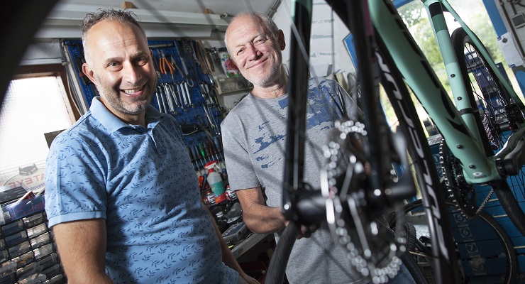 Geert Giesen en Léon Linssen in de fietszaak van Geert