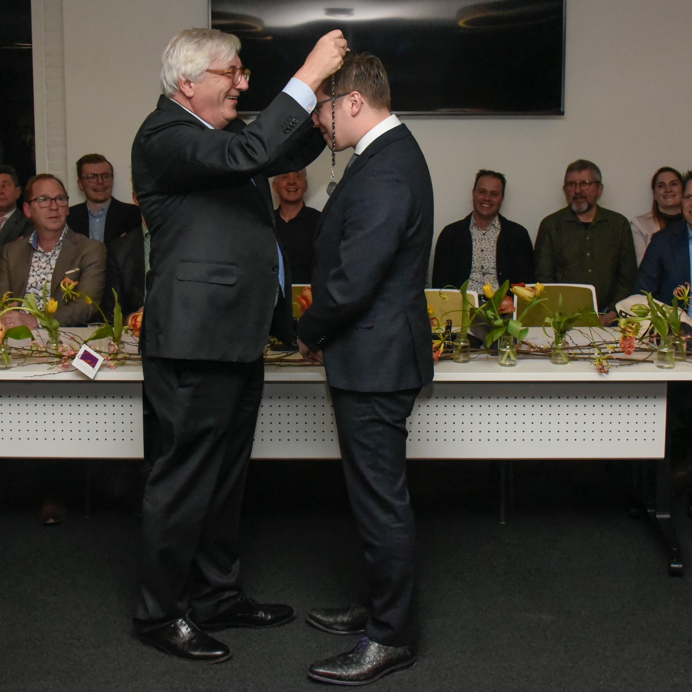 Bob Vostermans krijgt de ambtsketen omgehangen