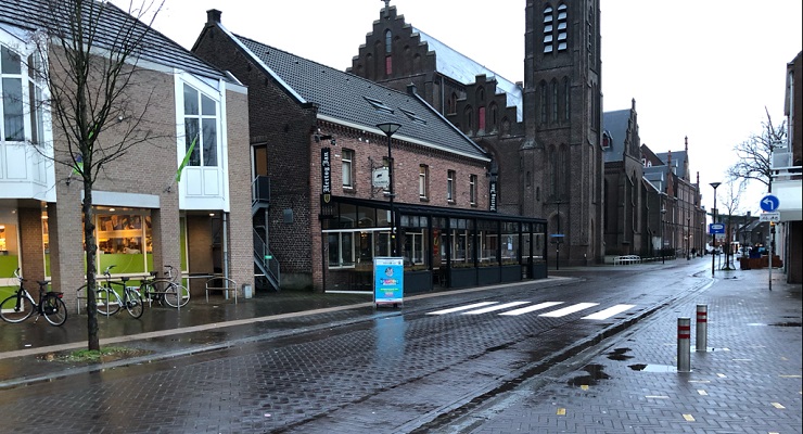 Nieuw zebrapad op de Pastoor Vranckenlaan ter hoogte van de supermarkt, het café en de markt.