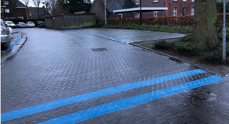 Nieuwe blauwe zone achter het gemeentehuis. Het betreft 20 parkeerplaatsen.