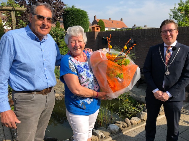 Mevrouw Angelique Aelen-Giesen met haar man en burgemeester Vostermans in de tuin