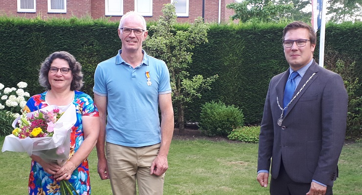 Dhr. van Riel met zijn opgespelde Koninklijke Onderscheiding samen met zijn vrouw en burgemeester Bob Vostermans