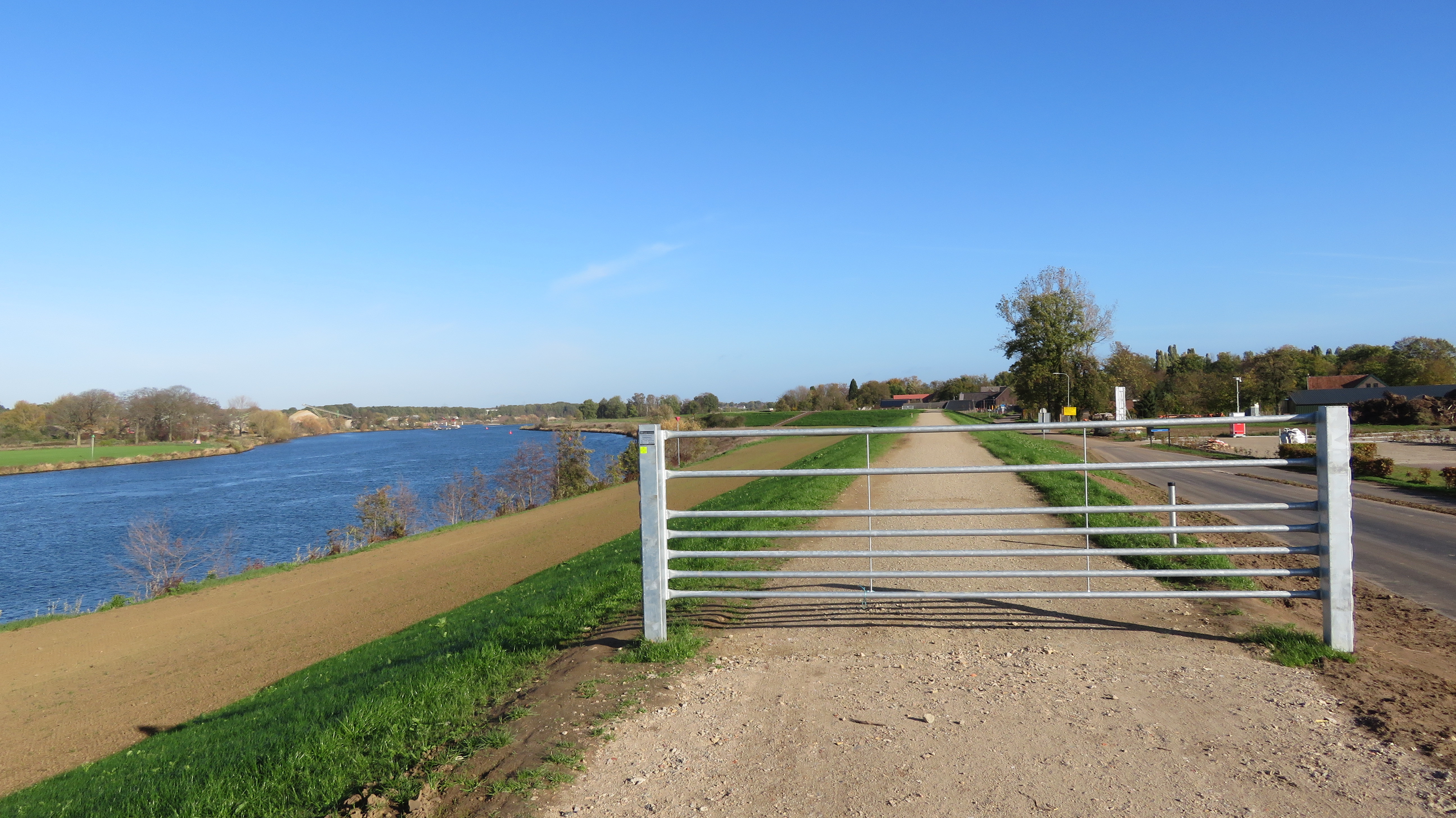 Foto van hek op dijk in Beesel