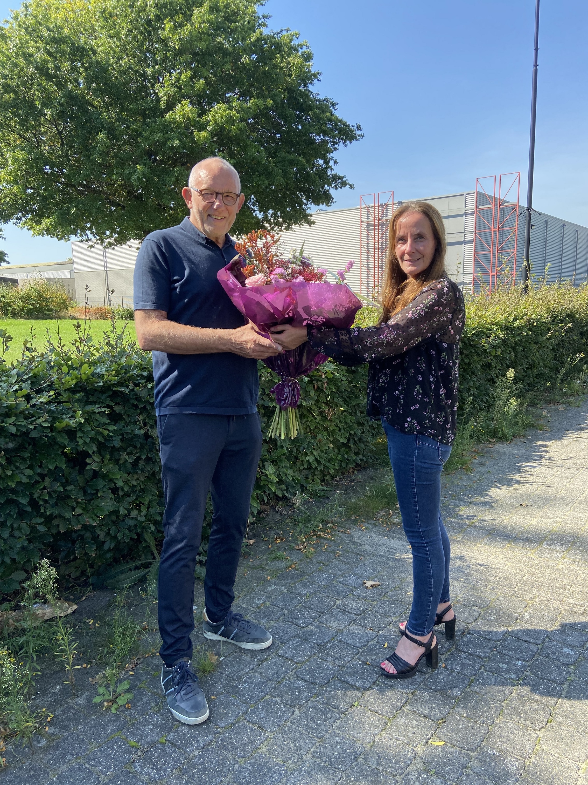 Overhandigen bloemen opening uitgiftepunt Voedselbank in Reuver