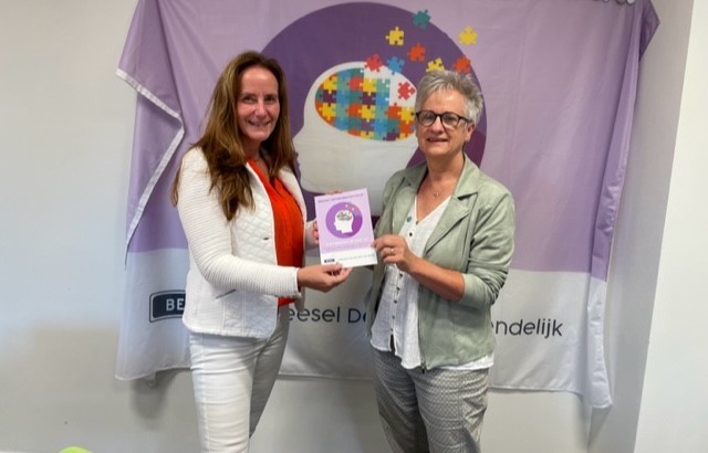 Overhandiging flyer Beesel Dementievriendelijk aan wethouder Linda Nijssen