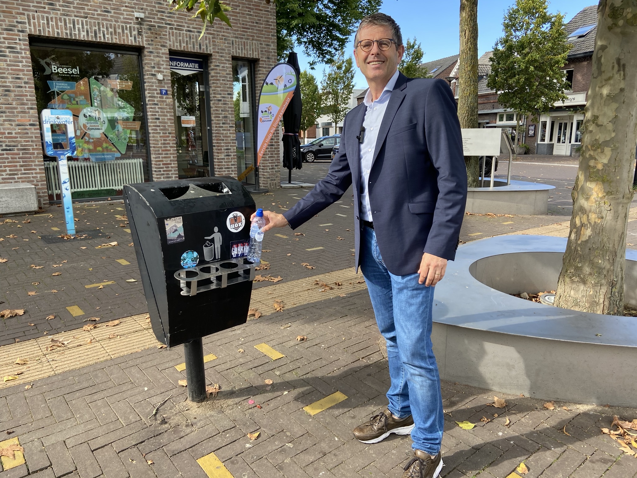 Wethouder Marcel Roelofs plaatst een plastic flesje in de DoneerRing
