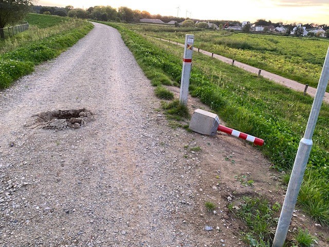 Beschadigd paaltje bij dijk Beesel