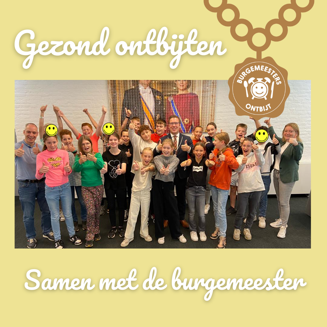 Groepsfoto met burgemeester en leerlingen van Basisschool De Triolier tijdens Burgemeestersontbijt 2023 met fotoframe