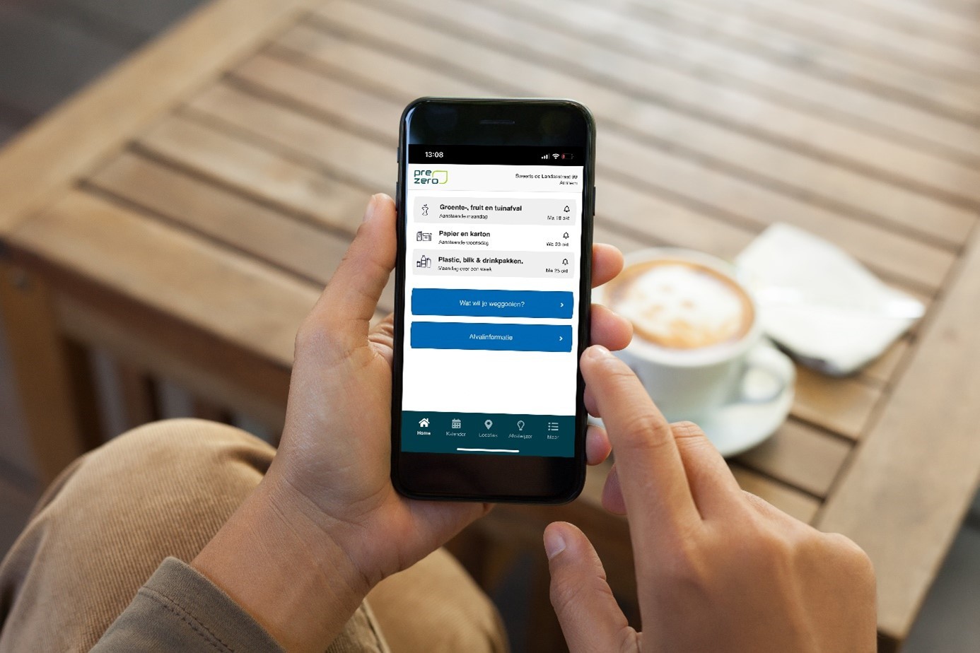 Mobiele telefoon met de inzamelwijzer van PreZero voor de afvalkalender