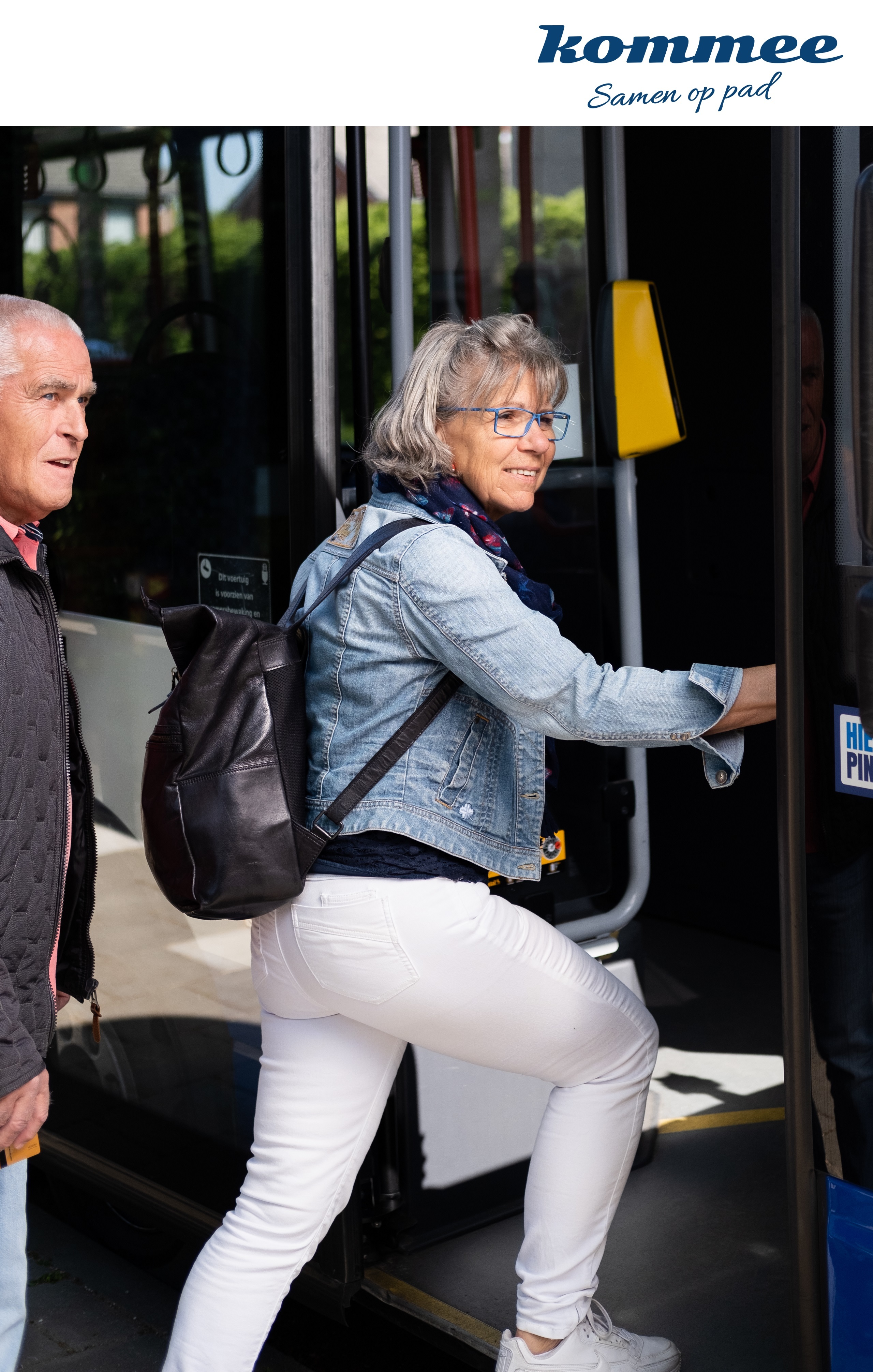 Reizigers stappen in de bus met Kommee samen op pad