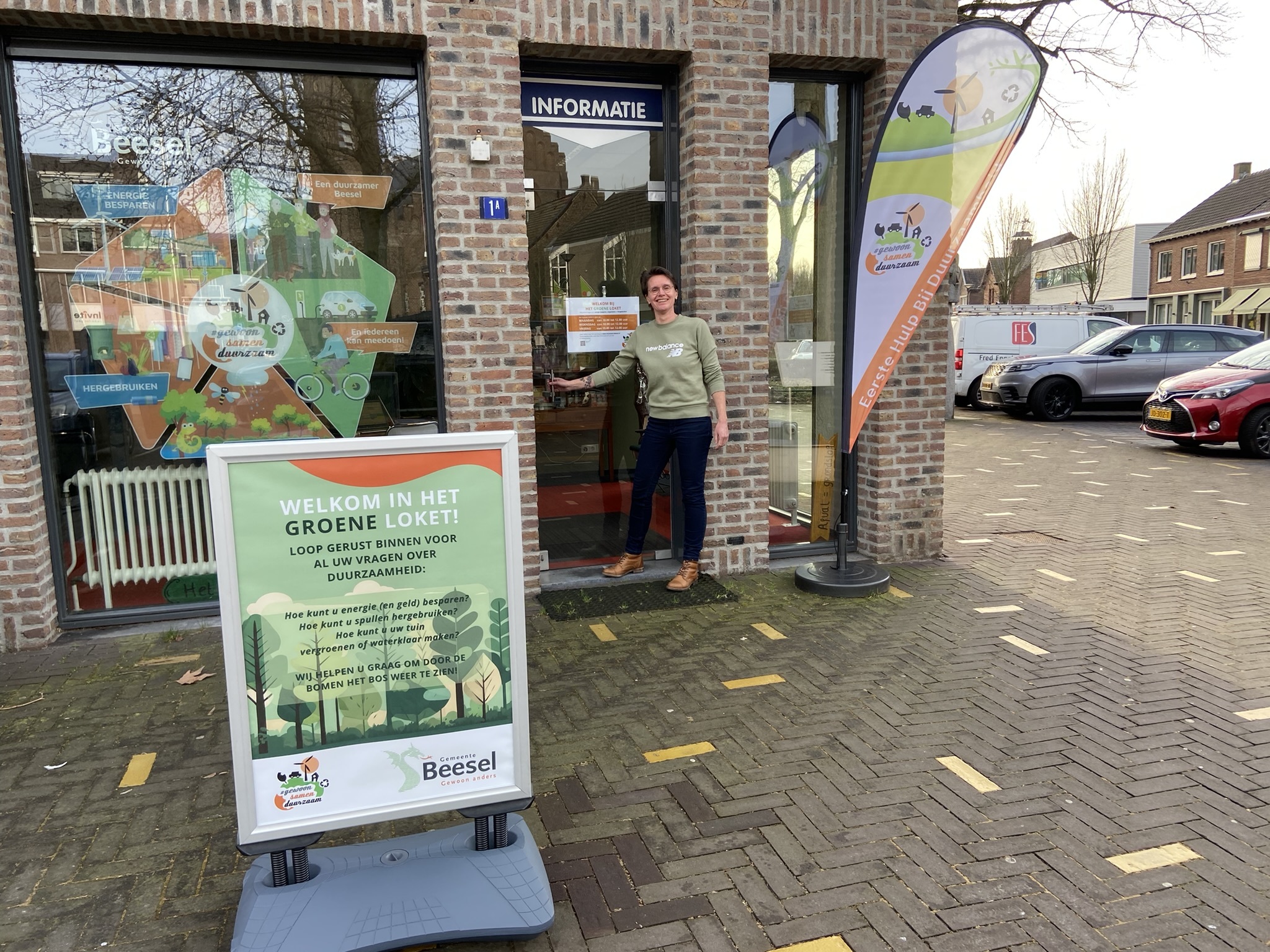 Medewerker bij de deur van het Groene Loket