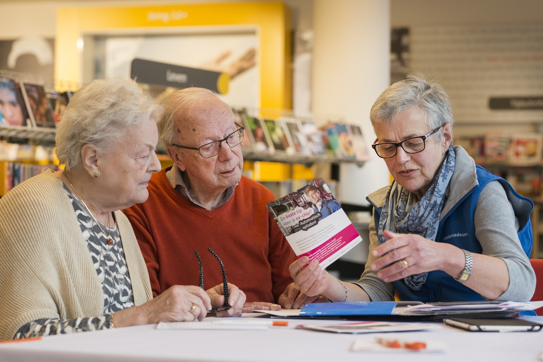 Mensen aan tafel tijdens het inloopspreekuur van 'Kommee samen op pad'