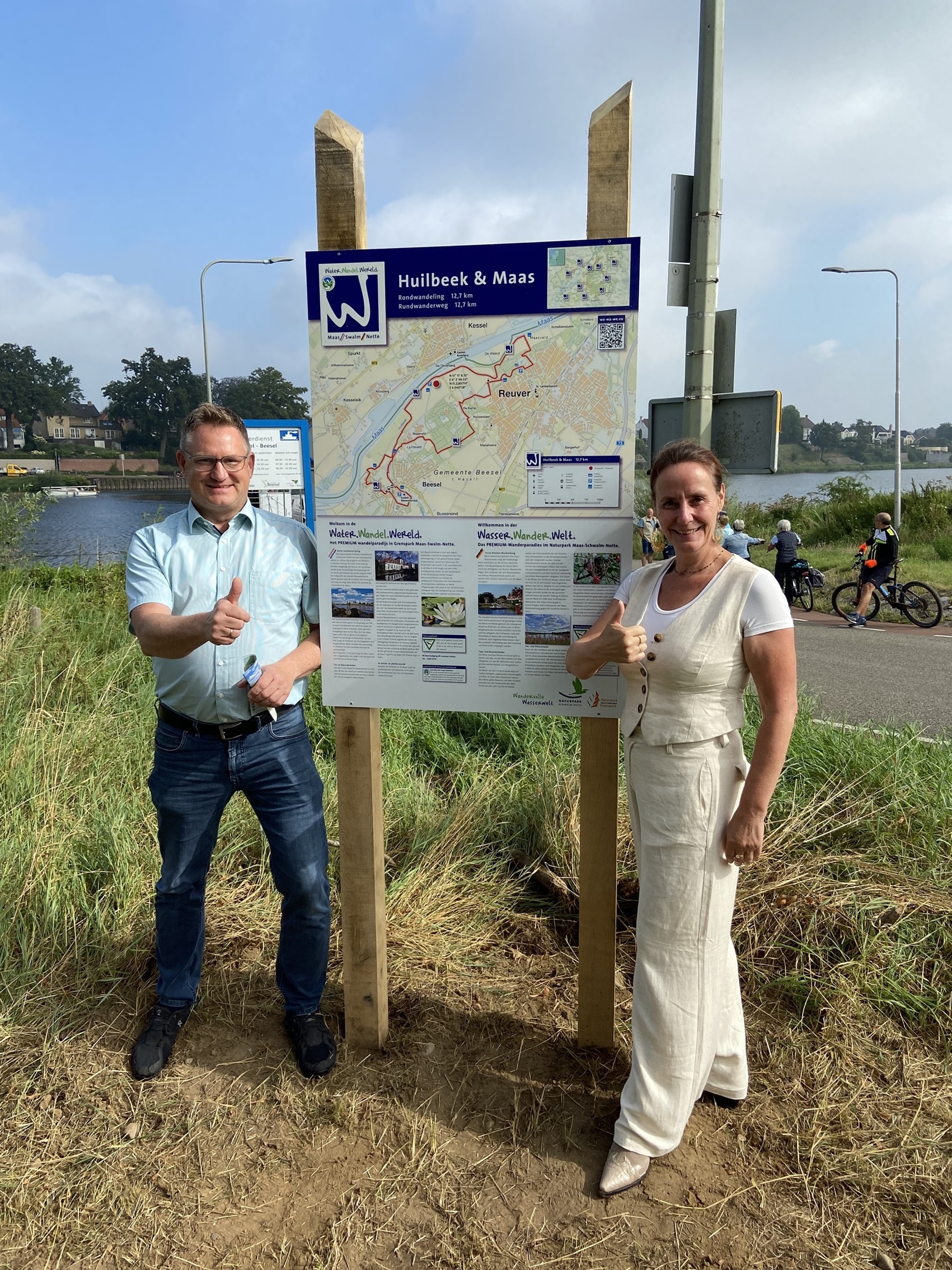 Wethouder Linda van den Beucken met Guido Schmidt bij het routebord van de nieuwe PREMIUM wandelroute