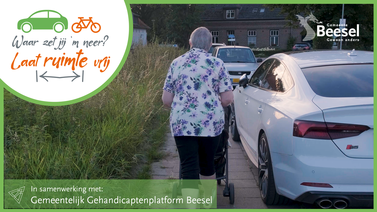 Vrouw met kinderwagen loopt over de stoep langs een auto die goed staat geparkeerd en voldoende ruimte op de stoep overlaat
