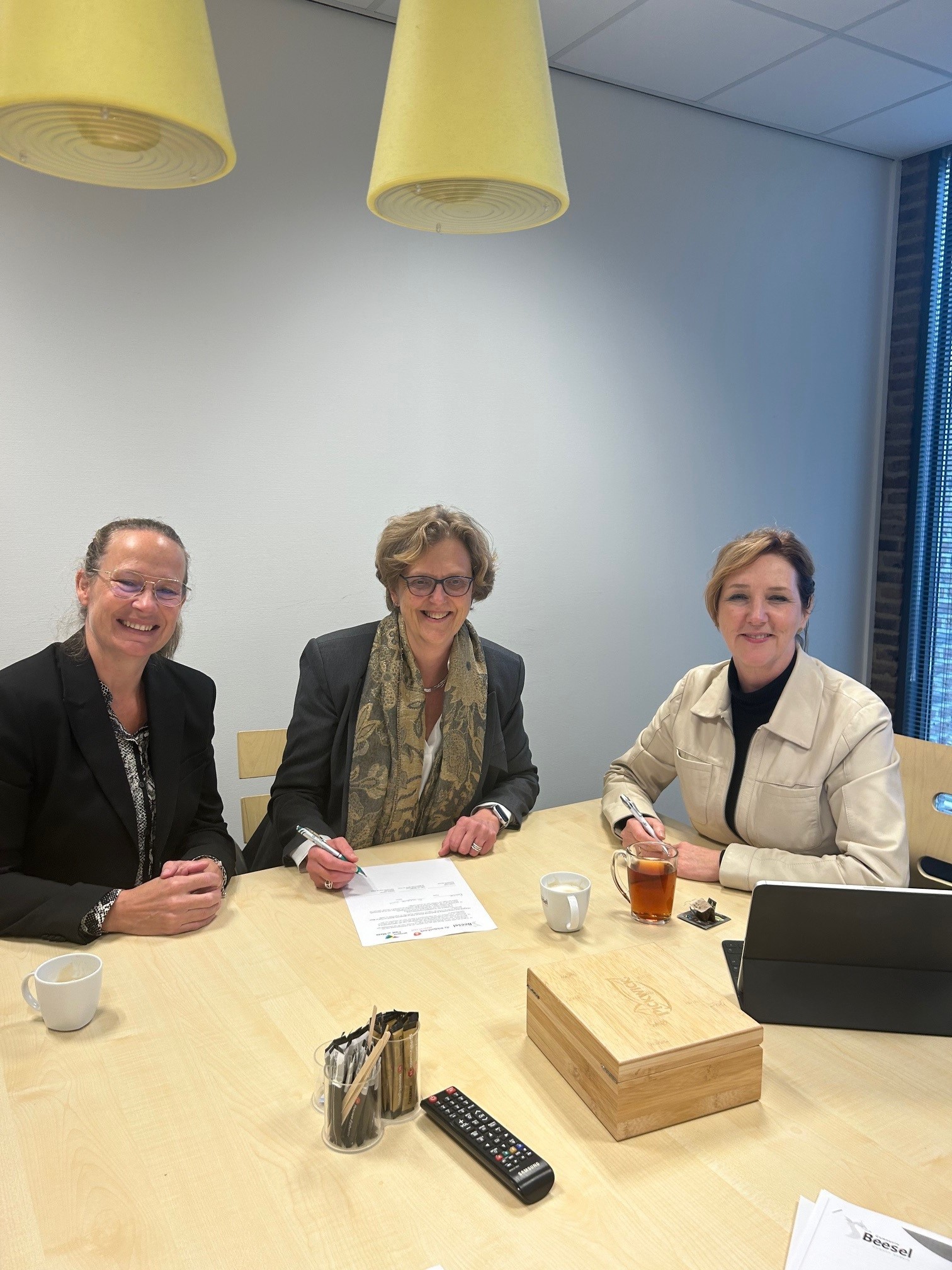 Tekenmoment van de samenwerking van De Bibliotheek Maas en Peel en de gemeenten Beesel en Peel en Maas
