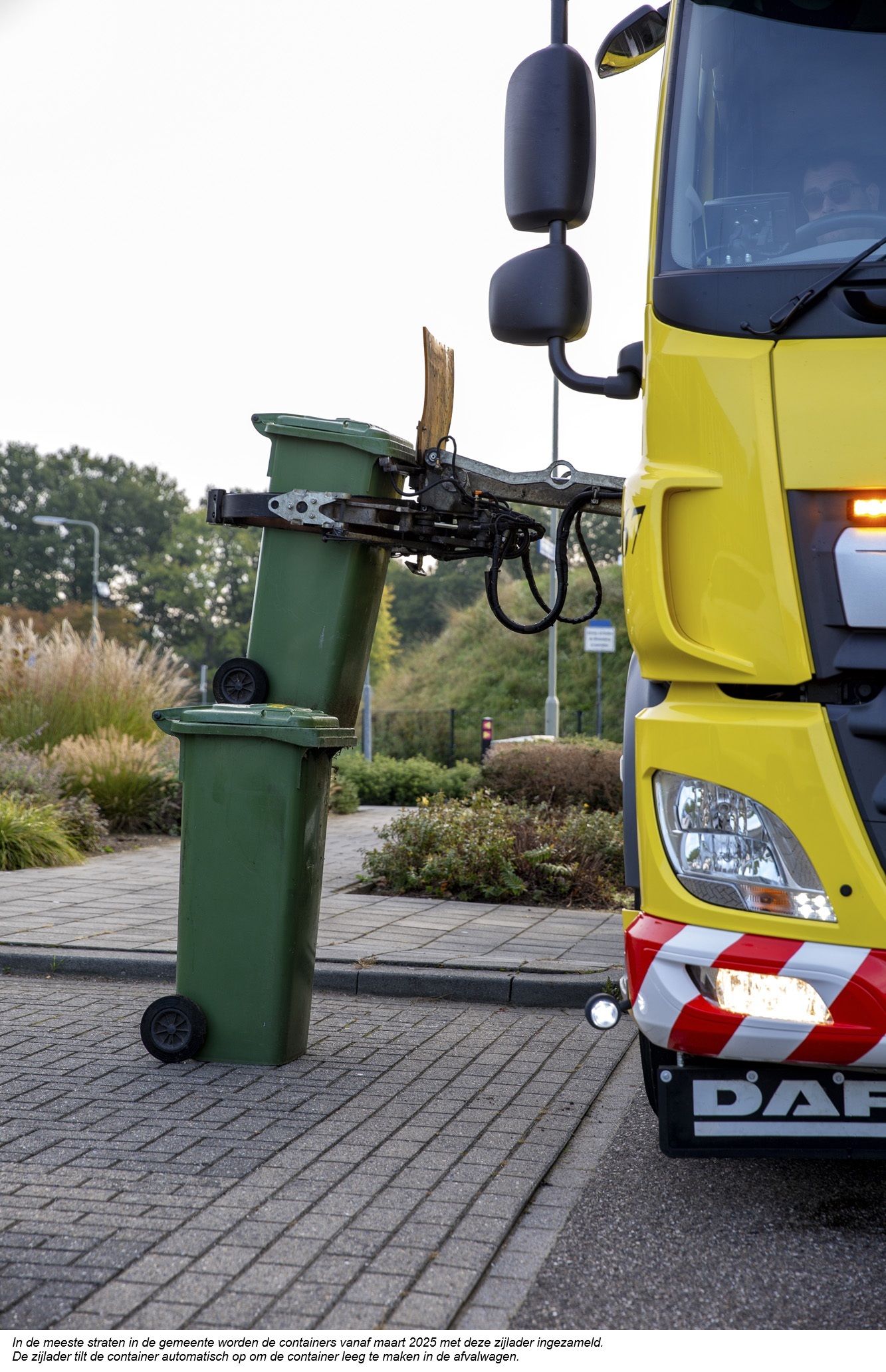 Afvalwagen pakt de container automatisch op via de zijkant van de wagen