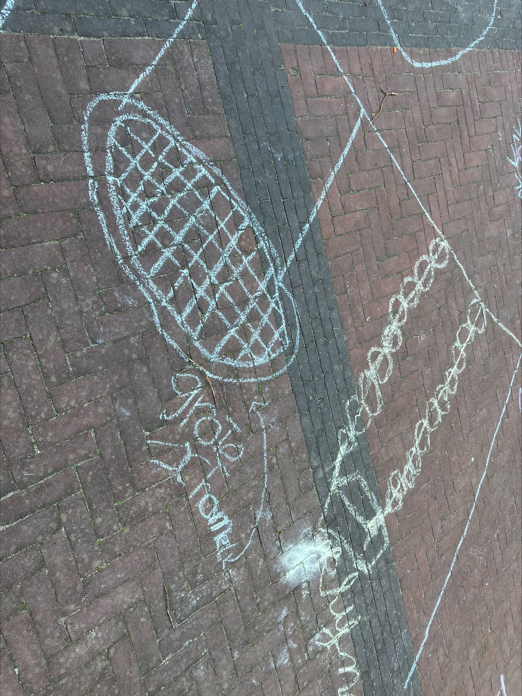 Stoepkrijt schets van kinderen voor het plein in Bösdael