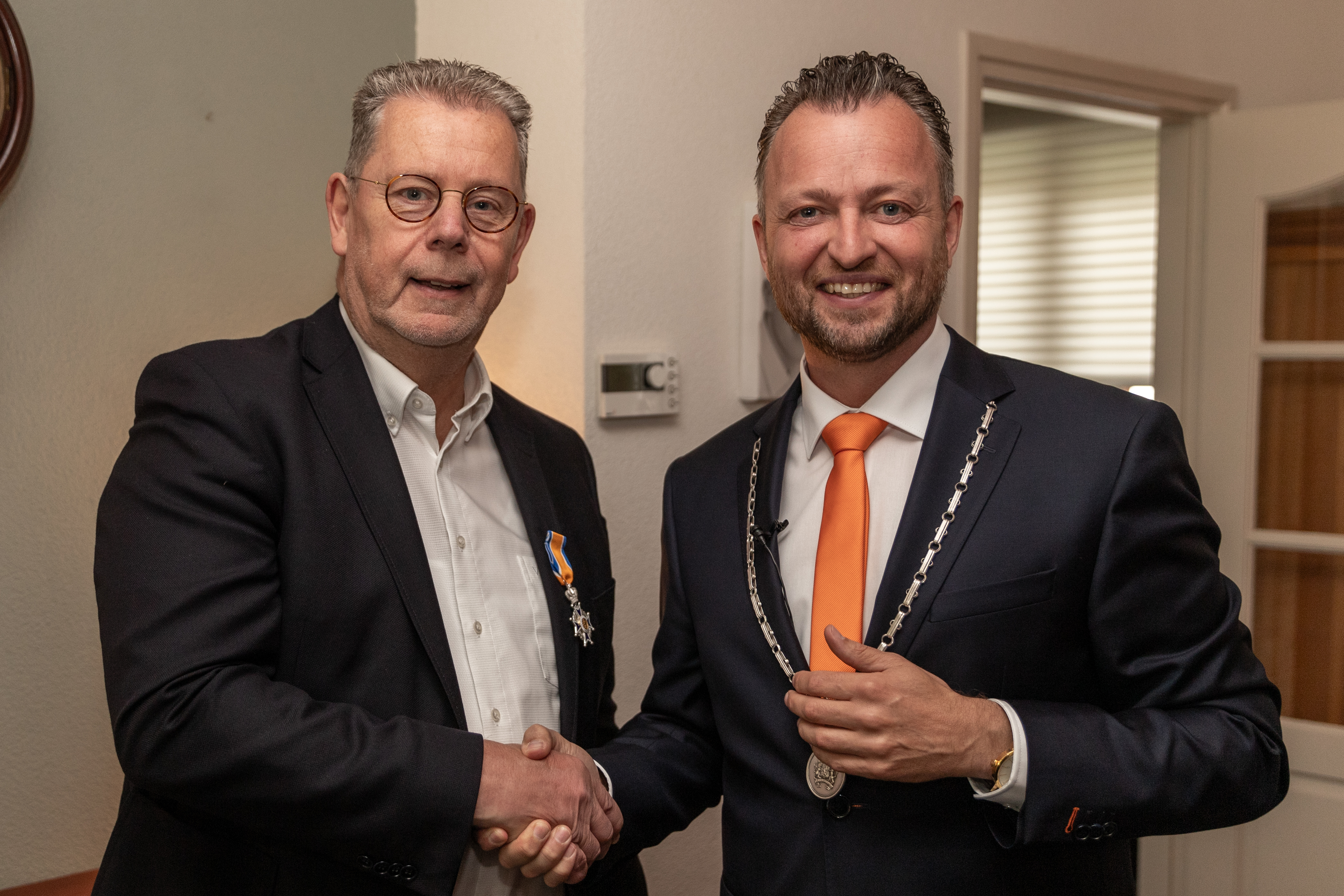 Hans van Kruchten als Ridder in de Orde van Oranje Nassau bij de Lintjesregen 2025