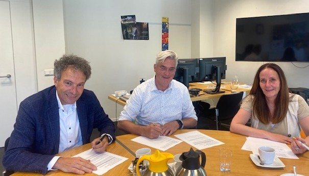 Ondertekening Wmo uitvoeringsovereenkomst door gemeente-Besel, Woonwenz en Nester op 20 mei 2025