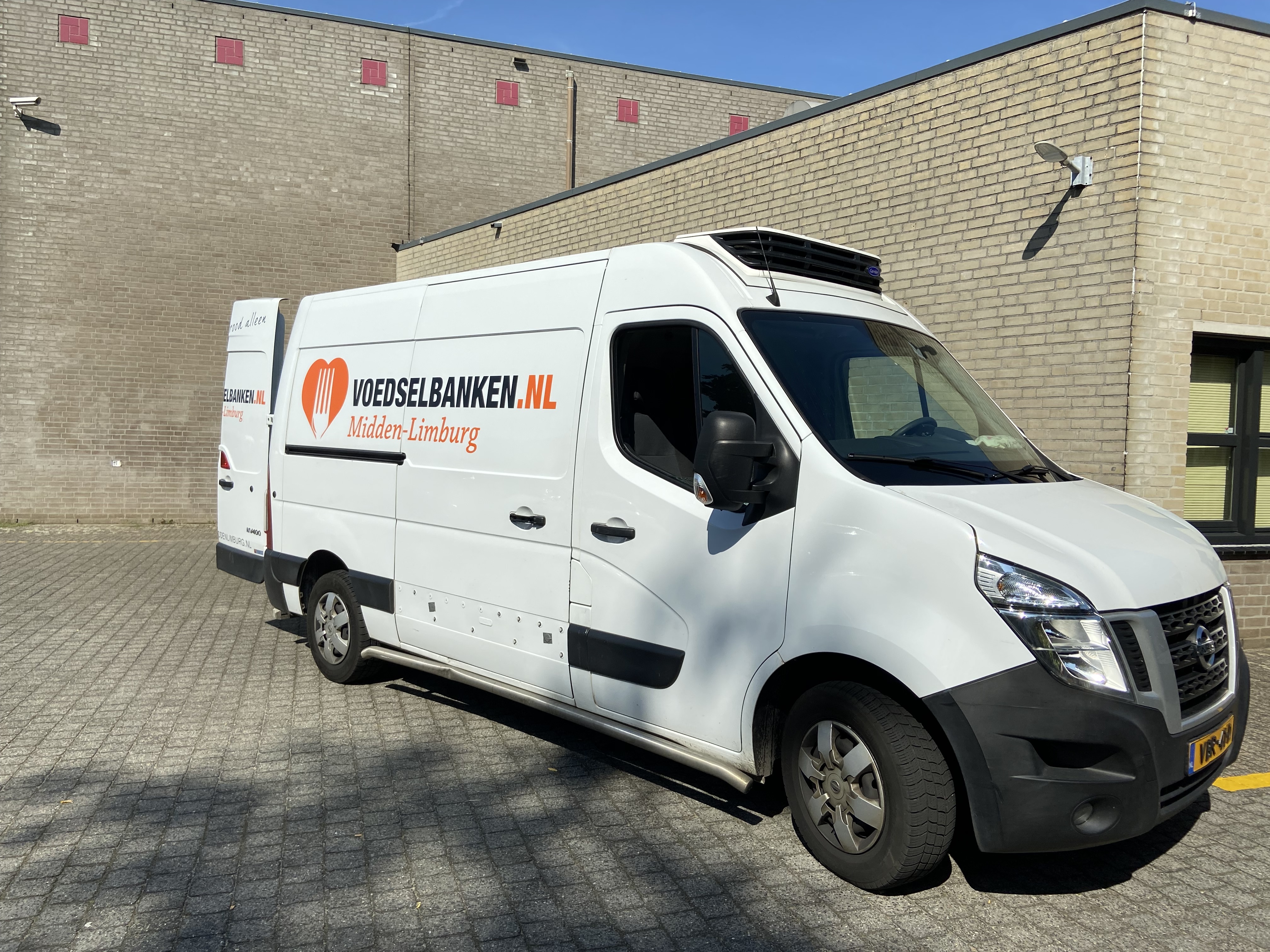 Bus van Voedselbank Midden-Limburg bij zalencentrum De Schakel in Reuver