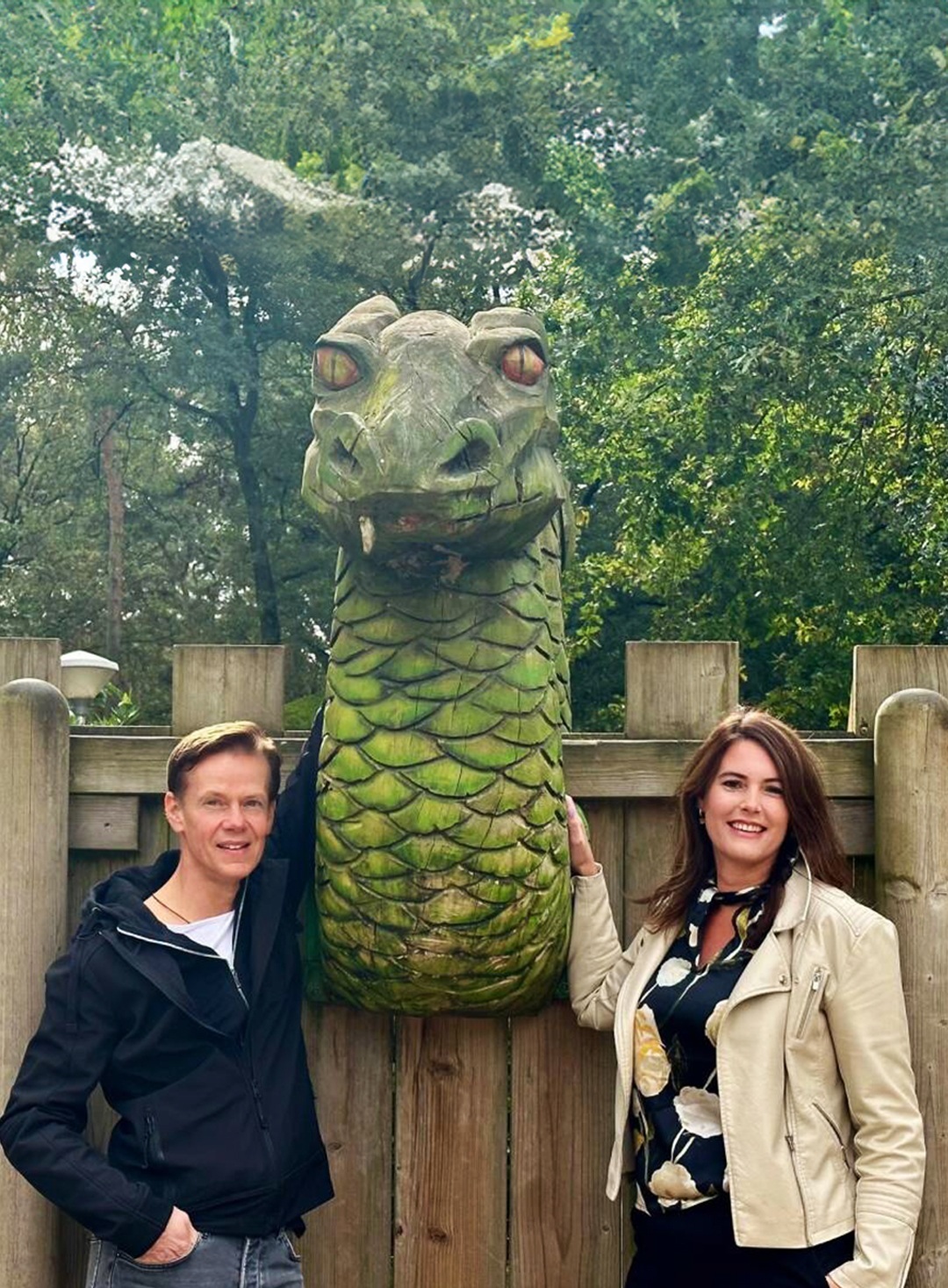 Edwin en Steffie bij een beeld van een drakenkop