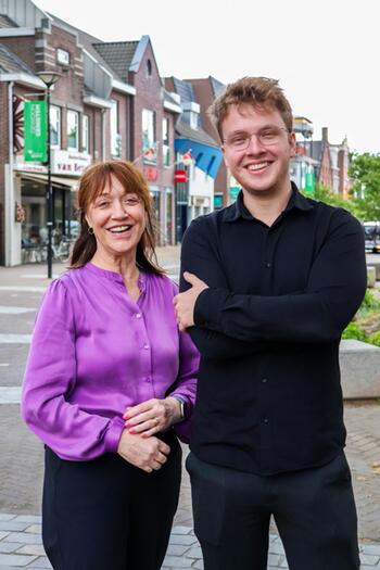 Thea en Jarno samen op de foto met op de achtergrond het (winkel)centrum van Reuver.