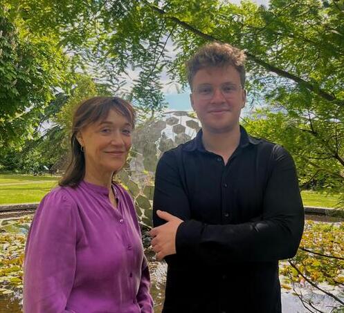 Thea en Jarno samen in de Kloostertuin in Reuver.