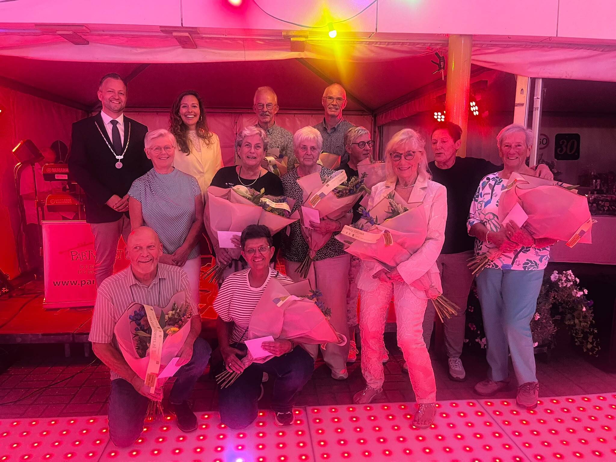 Vrijwilligers zwembad de Bercken krijgen blijk van waardering van wethouder Anouk Huijs en burgemeester Martijn Derks