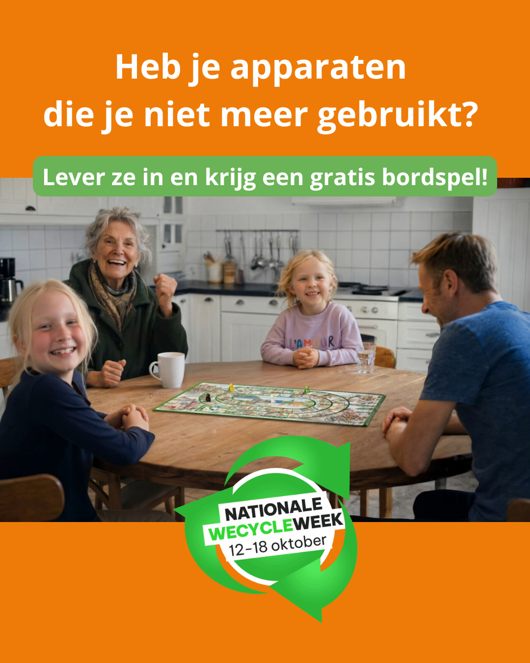 Gezin aan keukentafel met Wecycle ganzenbordspel