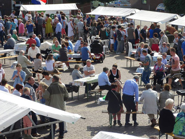 Bezoekers aan de markt in Beesel